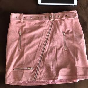 Cute suede pink mini skirt! 💕